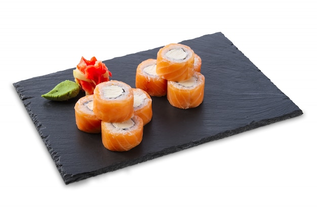 Portion de maki de Philadelphie isolé sur blanc