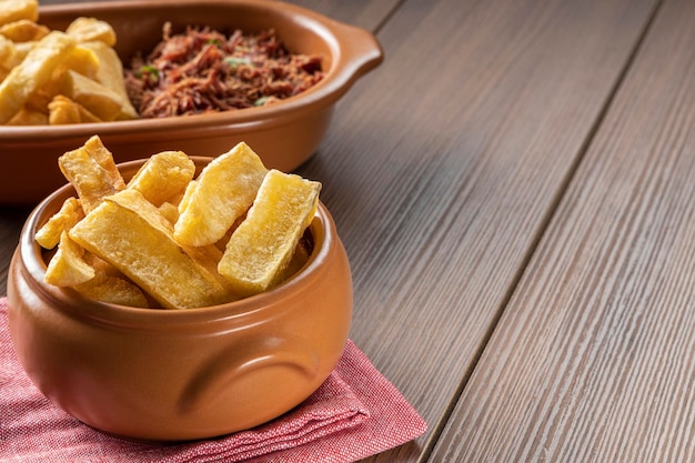 Photo une portion de maniocs frits mandiocas sur une table en bois cuisine brésilienne traditionnelle