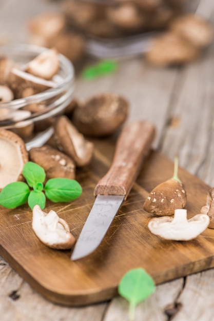 Portion de mise au point sélective de champignons shiitake crus