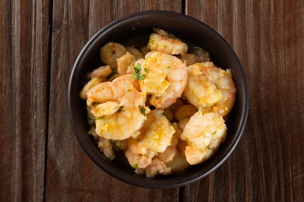 Portion de moqueca de crevettes en vue de dessus de bol