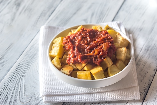 Portion de patatas bravas avec sauces