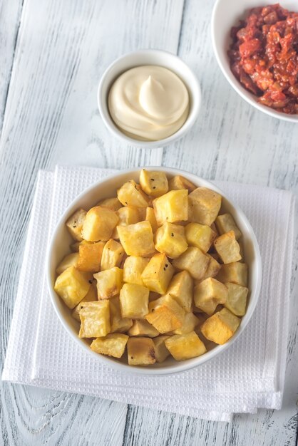 Portion de patatas bravas avec sauces