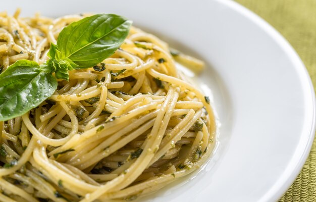 Portion de pâtes avec sauce au pesto et basilic