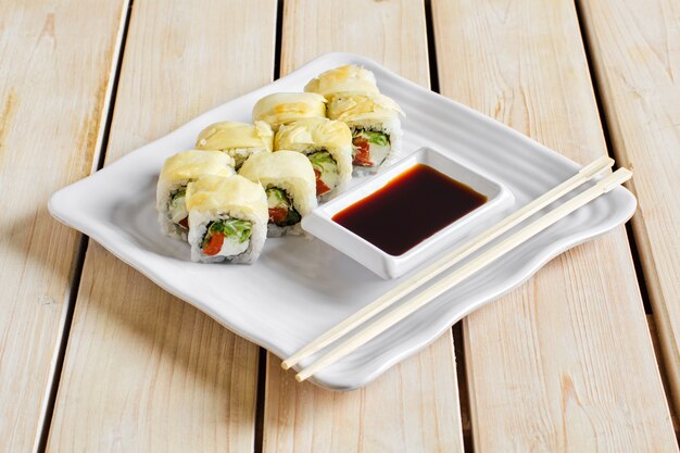 Portion de petits pains au saumon, concombre et fromage dans une vinaigrette au gingembre mariné