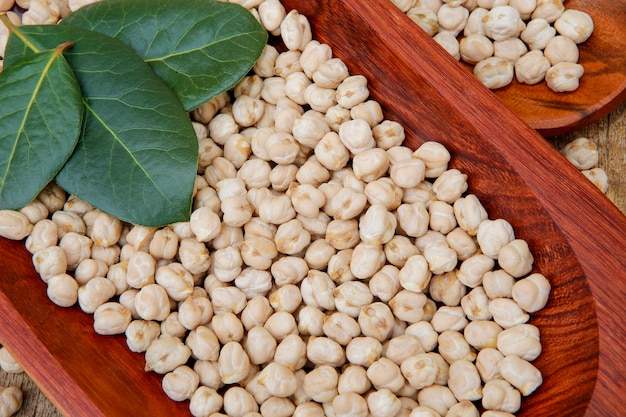 Portion de pois chiche sur un plateau en bois rouge