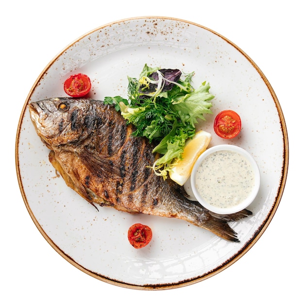 Portion de poisson dorado grillé avec salade