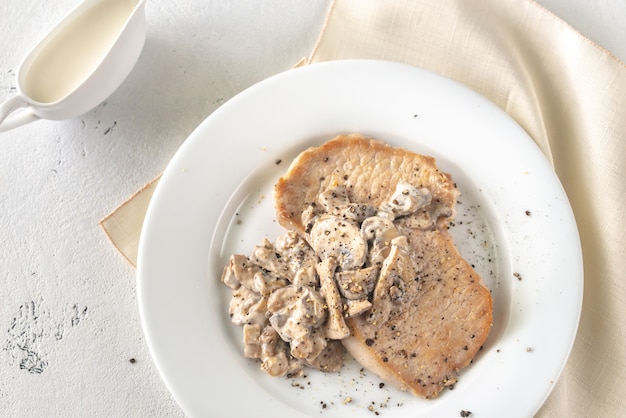 Portion de porc crémeux aux champignons et à l'ail