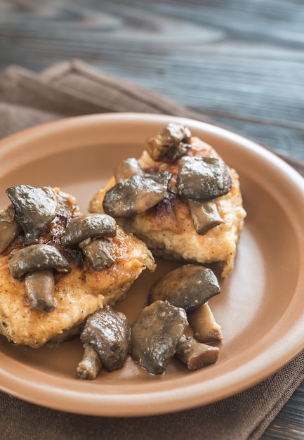 Portion de poulet frit aux champignons