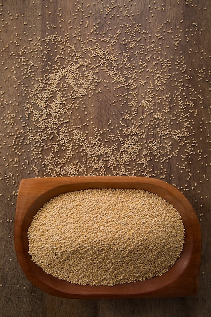 Portion de quinoa non cuit et de protéines de wey (gros plan détaillé)