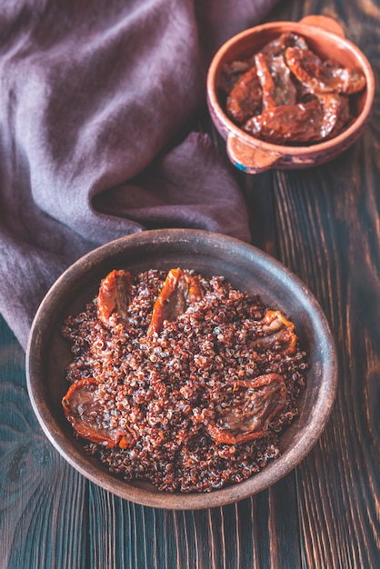 Portion de quinoa rouge aux tomates séchées au soleil