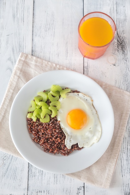 Portion de quinoa rouge avec œuf au plat et céleri