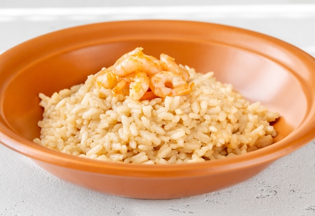 Portion de risotto garnie de crevettes dans le bol