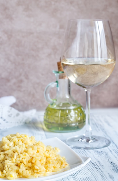 Portion de risotto avec verre de vin blanc