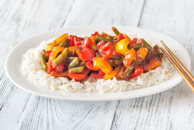 Portion de riz blanc et de légumes frits