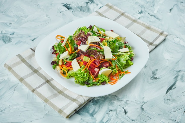 Portion de salade fraîche et saine avec de la mozzarella maison. Nourriture équilibrée