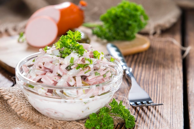 Portion de salade de viande avec mayonnaise