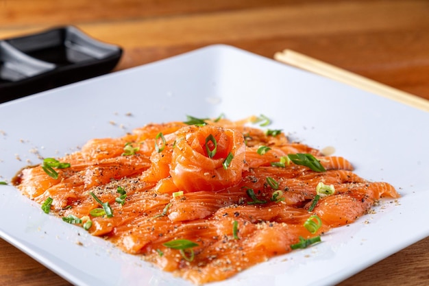 Portion de sashimi sur la table en bois