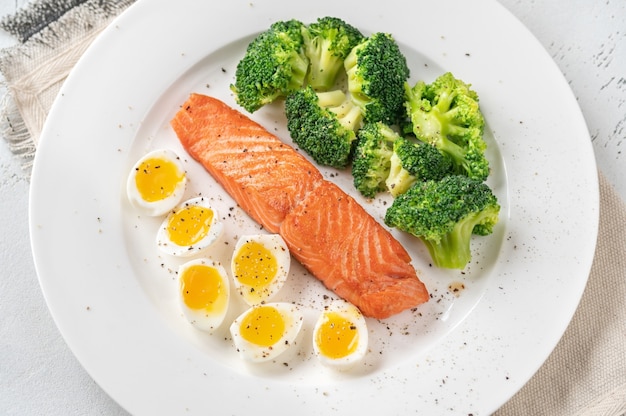 Portion de saumon avec brocoli et œufs