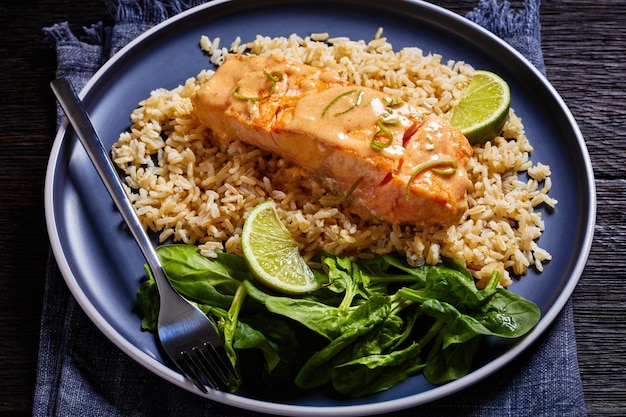 Portion de saumon cuit avec du riz et des légumes verts