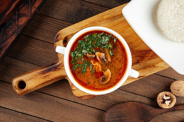 Portion de soupe aux champignons rouges