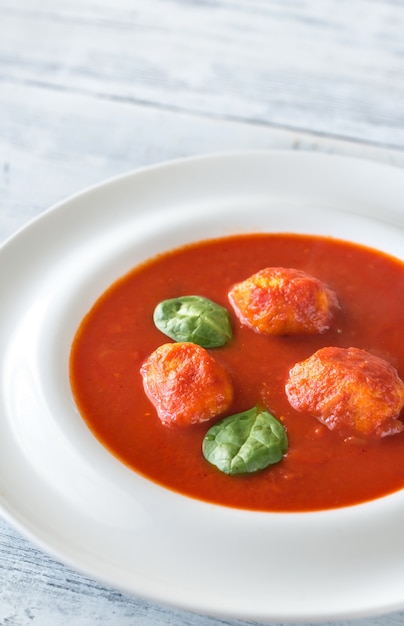 Portion de soupe aux tomates avec des boulettes de viande