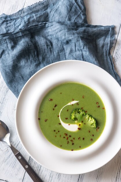 Portion de soupe de brocoli