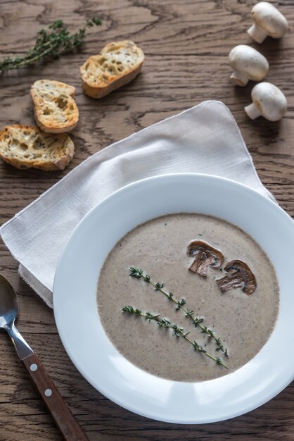 Portion de soupe crémeuse aux champignons