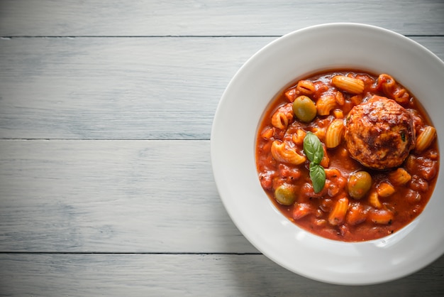 Portion de soupe minestrone aux boulettes de viande