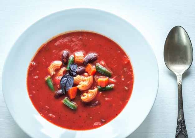 Portion de soupe minestrone italienne