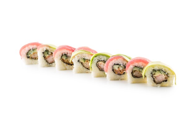 Portion de sushi uramaki isolé sur fond blanc.