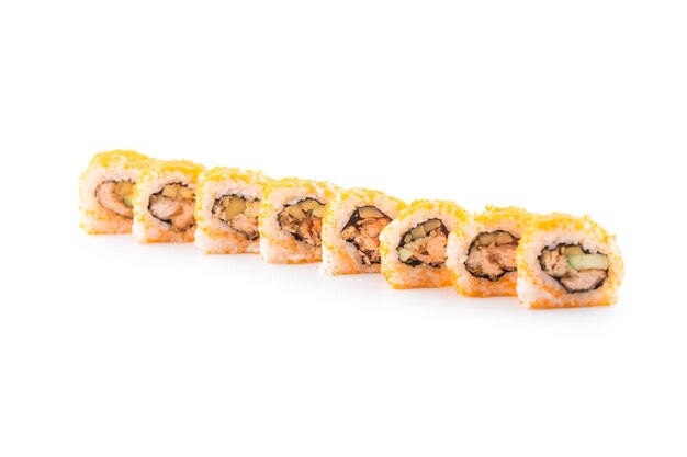 Portion de sushi uramaki isolé sur fond blanc.