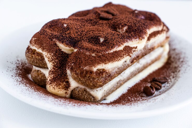 portion de tiramisu appétissant sur un bureau blanc, isolé