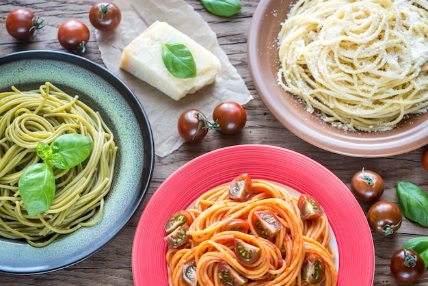 Des portions de spaghettis colorés avec des ingrédients