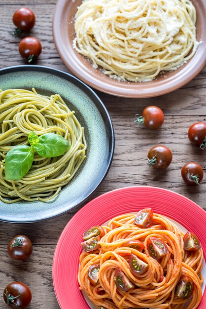 Des portions de spaghettis colorés avec des ingrédients