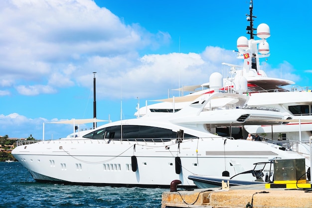 Porto Cervo, Italie - 11 septembre 2017 : yachts de luxe dans la marina de la station balnéaire de Porto Cervo, Costa Smeralda, Sardina en Italie.