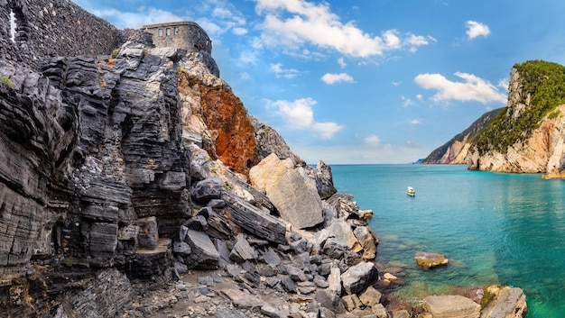 Porto Venere Italie avec l'église Saint-Pierre sur la falaise de la côte de la Ligurie