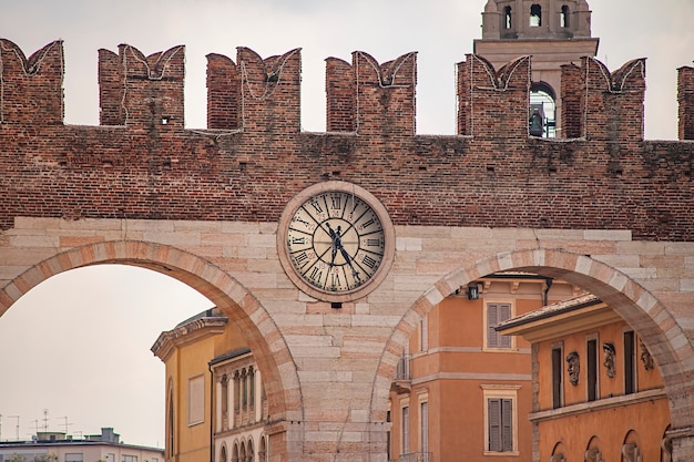 Portoni della Bra, une porte ancienne et médiévale sur la place Bra à Vérone, Italie