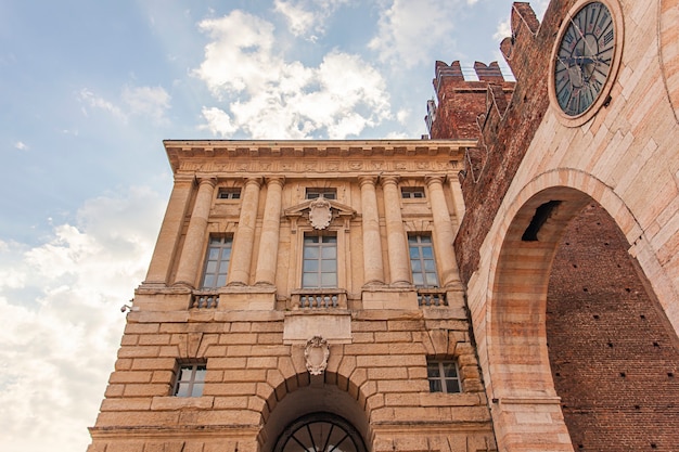 Portoni della Bra, une porte ancienne et médiévale sur la place Bra à Vérone, Italie