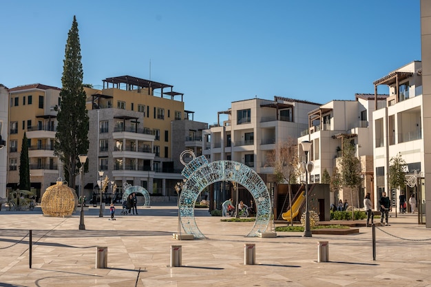 PortoNovi Monténégro 24 janvier 2022 Marina du village de villégiature idyllique de style méditerranéen niché dans la beauté sauvage de la baie de Boka Kotor sur la mer Adriatique