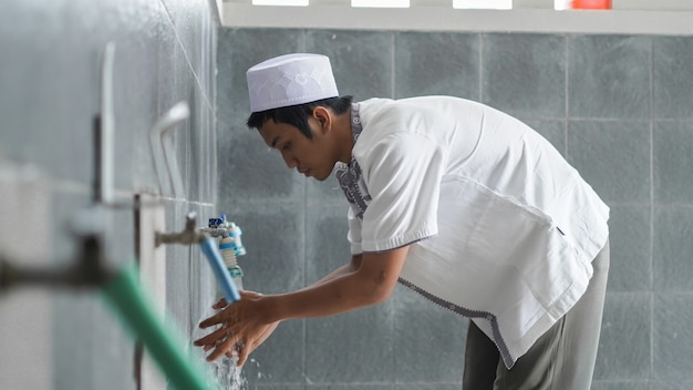 Un portrait d'une ablution musulmane asiatique à la mosquée avant de prier