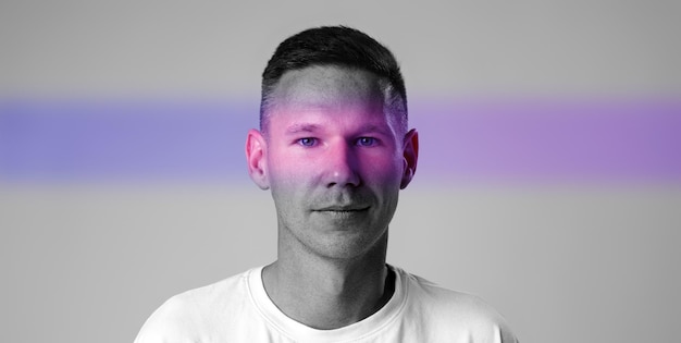 Portrait abstrait brillant d'un homme avec une combinaison de couleurs ludique dans un décor minimaliste