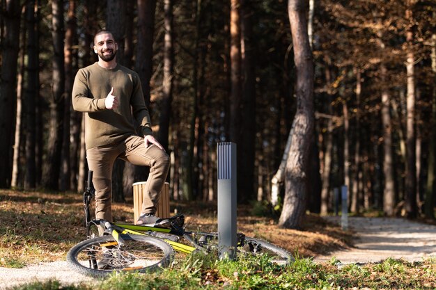 portrait, de, actif, homme, équitation, vélo