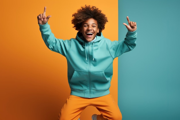 Portrait d'un adolescent afro-américain sautant sur un fond coloré