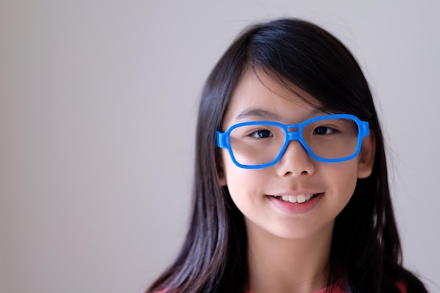 Portrait d'adolescent asiatique avec de grands verres bleus