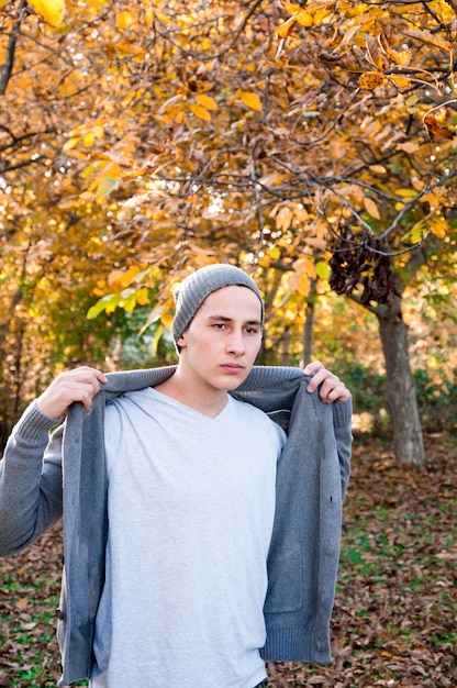 Portrait d&#39;adolescent en automne