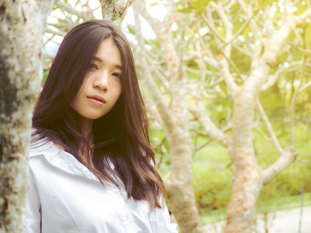 Portrait adolescent belle fille dans la nature jardin