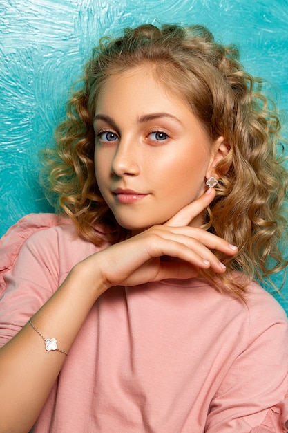 Portrait d'un adolescent bijoux publicitaires