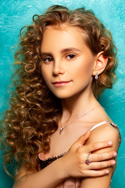 Portrait d'un adolescent bijoux publicitaires