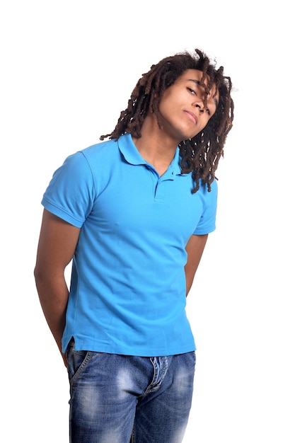 Portrait d'adolescent en chemise bleue isolé sur fond blanc