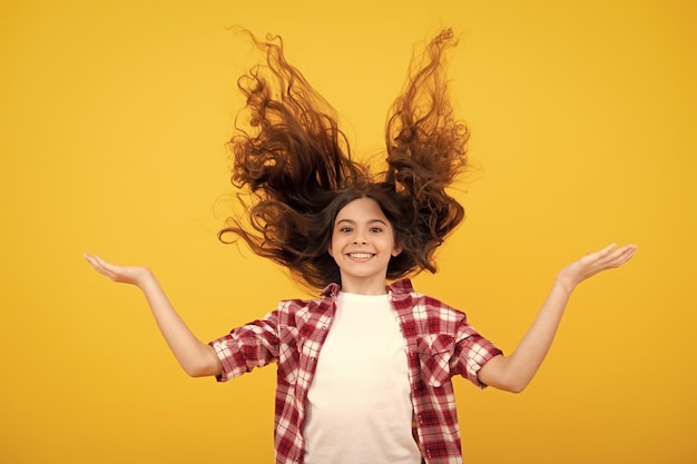 Portrait d'adolescent avec des cheveux de mouvement fou Jeune enfant adolescent avec des cheveux qui coule